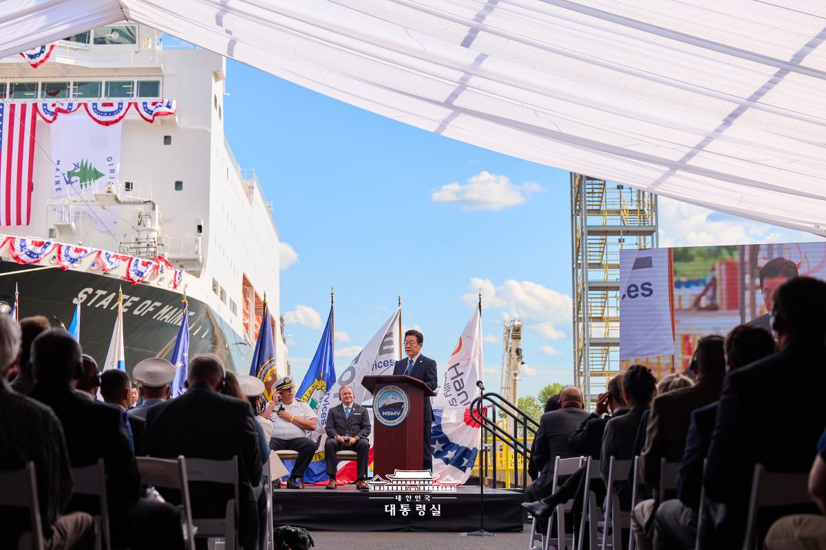 대통령 필리조선소 방문 관련 전은수 부대변인 브리핑 https://www.president.go.kr/newsroom/briefing/CRvNYN1k  @출처 대통령실 홈페이지 바로가기  이재명 대통령은 미국 현지 시간 8월 26일 오후 4시, 필라델피아에 위치한 ‘한화 필리조선소’를 방문했습니다. 이번 방문은 한-미 간 조선산업 협력의 현장을 직접 확인하고, 미래형 포괄적 전략동맹으로의 도약 의지를 다지는 자리였습니다.     한화 필리조선소는 2024년 말 한화오션(지분율 40%) 그리고 한화시스템(지분율 60%), 약 1억달러를 투자해 인수한 조선소로, 한국 조선기업이 미국 현지 조선소를 인수한 첫 사례입니다.     현재 약 1,700명의 숙련된 인력이 근무 중이며, 용접 로봇과 자동화 설비, 스마트생산·안전 시스템을 기반으로 한 첨단 생산 능력을 보유하고 있습니다.     무엇보다 필리조선소는 2000년 이후 미국 존스법(Jones Act)이 적용되는 대형 상선의 약 50%를 공급한 실적을 보유하고 있습니다. 그리고 최근에는 ‘국가안보다목적선박’ 건조 프로젝트뿐만 아니라 관공선, 해군 수송함 수리·개조 등 다양한 분야에서 뛰어난 실적을 기록해 왔습니다.     한화그룹 또한 한화오션이 보유한 최고의 기술력과 지속 가능한 해양 솔루션을 바탕으로 북미 시장에서 새로운 성장 동력을 창출하고, 미 상선 및 군함 건조 시장 진출을 위해 필리조선소를 중심으로 역량을 확보해 나가고 있습니다.     무엇보다 필라델피아 해군조선소는 한국전쟁에 참전한 USS Antietam(앤터텀) 항공모함이고요, 전함인 USS New Jersey(전함) 등을 건조했습니다.     이재명 대통령이 필리조선소 명명식에서 한 발언처럼, 72년 전 필라델피아의 앞바다를 가르며 나아간 함정들이 한국전쟁의 포화 속 고통받던 대한민국 국민을 구했듯이, 이번에는 대한민국이 미국의 조선업 부활에 협력해 한-미 양국이 동맹의 새로운 도약을 이뤄나갈 것입니다.     그런 점에서 이재명 대통령의 한화 필리조선소 방문은 한-미 양국이 힘을 합쳐 새로운 ‘K-조선 협력 모델’을 만들어 가는 과정이자, 72년 한미 동맹을 ‘미래형 포괄적 한-미 전략동맹’으로 확장하는 이정표가 될 것입니다.        2025년 8월 27일  대통령실 부대변인 전은수       사라진 꿈의 회복, ‘MASGA’의 기적을 현실로 빚어냅시다  https://www.president.go.kr/president/speeches/puAJjYW9 @출처 대통령실 홈페이지 바로가기   사라진 꿈의 회복, ‘MASGA’의 기적을 현실로 빚어냅시다 썸네일 필리조선소 스테이트 오브 메인(State of Maine)호 명명식 축사  존경하는 한국과 미국의 기업인 여러분, 함께 해주신 귀빈 여러분, 필리 조선소에서 근무하시는 양국의 노동자 여러분, 모두 반갑습니다.     먼저 '한화 필리조선소'의 새로운 출항을 알릴 훈련함 '스테이트 오브 메인(State of Maine)'호의 명명식을 진심으로 축하합니다.     이곳 필라델피아는 19세기 이후 오랫동안 미국 조선업의 중심지였던 것으로 압니다.     필리 조선소는 1801년 미국 해군 조선소로 문을 연 이래 200여 년이 넘는 유구한 역사를 가지고 있습니다.     2차 세계대전의 승리를 이끈 50여 척의 군함이 이곳에서 탄생했고, 500여 척의 함정이 이곳의 손길을 거쳐 다시 바다로 나아갔습니다. 5만 명의 역군들이 이곳에서 일하며 미국의 바다를 지켜냈습니다.     필라델피아의 앞바다를 가르며 나아간 함정들은 한국전쟁의 포화 속에서 고통받던 대한민국 국민을 구해 냈습니다.     필라델피아의 함정들이 구해낸 대한민국의 위대한 국민들은 전쟁의 폐허를 딛고, 뜨거운 용광로와 식지 않은 땀방울 속에서 나라의 미래를 설계해 냈습니다.     희망의 새 나라를 건설하겠다던 우리 국민의 강력한 의지가 강철에 스며들고 파도에 실려 '조선업 강국 대한민국'이라는 신화를 만들어 냈습니다.     그렇게 탄생한 대한민국의 조선업이 이제 미국의 해양 안보를 강화하고, 미국 조선업 부활에 기여하는 새로운 도전의 길에 나서게 됩니다. 동맹국의 대통령으로서 대단히 기쁘게 생각합니다.     제가 트럼프 대통령께 제안한 미국의 조선업을 다시 위대하게 만드는 프로젝트는 단지 거대한 군함과 최첨단 선박을 건조하겠다는 비전만이 아닙니다. 사라진 꿈을 회복하겠다는 거대한 비전입니다.     대한민국 역사에서 조선산업이 수많은 한국 청년들에게 성장과 기회, 꿈과 희망의 이름이었던 것처럼 필리 조선소 또한 미국 청년들에게 같은 이름으로 기억될 것입니다.     한화오션이 필리 조선소에 투자한 이후, 수많은 미국 견습생들이 이곳 필리조선소로 몰려들고 있다고 합니다. 조선강국의 꿈이 필라델피아의 청년들 속에서 다시 자라나고 있습니다.     세계 제1의 저력과 역량을 마주한 필리 조선소는 최첨단 선박 기술을 보여주는 미국 최고의 조선소로 거듭날 것이고, 미국 해안벨트 곳곳에서 조선업이 다시 살아날 것입니다.     한국의 조선소들은 미국 조선소에 투자하고, 우수한 인력을 양성하는 한편, 현대화된 공정 기술이 미국에 뿌리내릴 수 있도록 도울 것입니다.     미국 조선업과 대한민국 조선업이 더불어 도약하는 '윈윈'의 성과를 만들어낼 것이고, 오늘의 새로운 출항은 한미 양국이 단단한 우정으로 써 내려가는 또 하나의 희망과 도전의 역사로 기록될 것입니다.     한미 양국의 기업인과 노동자 여러분, 인류에게 바다는 언제나 도전과 기회의 공간이었습니다.     세계를 무대로 펼쳐질 MASGA(마스가) 프로젝트는 대한민국과 미국이 함께 항해할 새로운 기회로 가득한 바다의 새 이름입니다. 그리고 그 도전의 주역은 바로 이 자리에 함께하신 여러분 자신입니다.     지금으로부터 50년 전, 대한민국의 기업인과 노동자들이 허허벌판 위에 K-조선의 기적을 일궈낸 것처럼, 이제 한국과 미국이 힘을 모아 MASGA(마스가)의 기적을 현실로 빚어냅시다.     이곳 필리조선소를 통해 72년 역사의 한미 동맹은 안보 동맹, 경제 동맹, 기술 동맹이 합쳐진 '미래형 포괄적 전략동맹'의 새 장을 열게 될 것입니다.     가슴 벅찬 마음으로 우리의 새로운 미래를 기다리며, '스테이트 오브 메인(State of Maine)호'의 안전한 항해와 함께하신 여러분 모두의 건강을 기원합니다.     감사합니다.